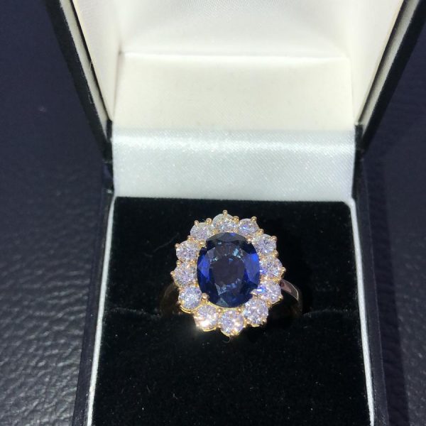 (CASH ALTERNATIVE £7.5k) SAPPHIRE AND DIAMOND OVAL CLUSTER RING SET IN 18ct YELLOW GOLD (Diamond 1.68ct)