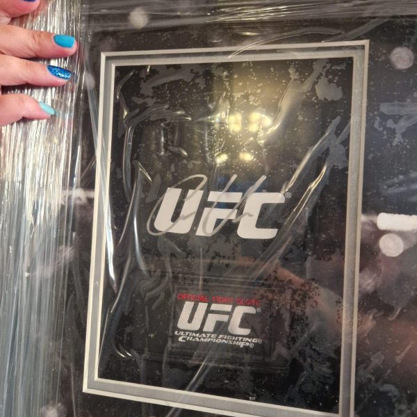 CONOR MCGREGOR SIGNED UFC MITT DISPLAY (DRAWN 24/08/22)