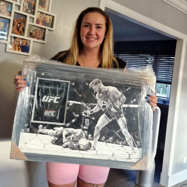 CONOR MCGREGOR SIGNED UFC MITT DISPLAY (DRAWN 24/08/22)