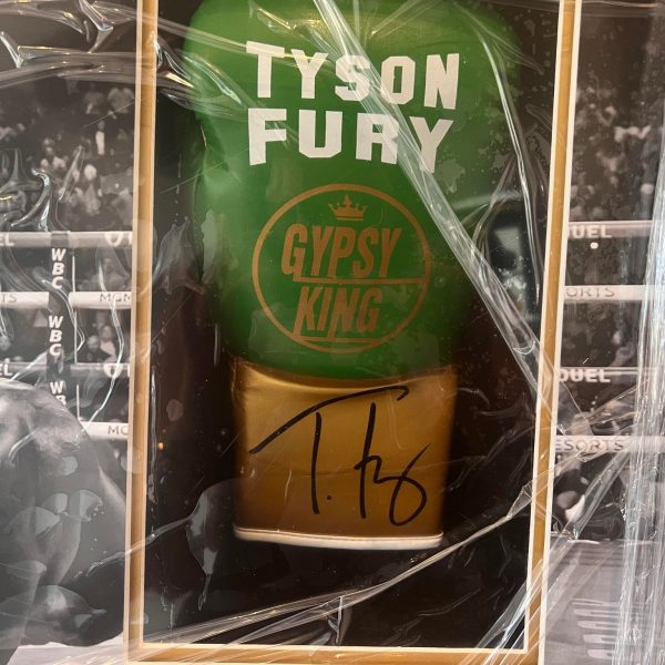 TYSON FURY SIGNED GLOVE DISPLAY (DRAWN 24/08/22)