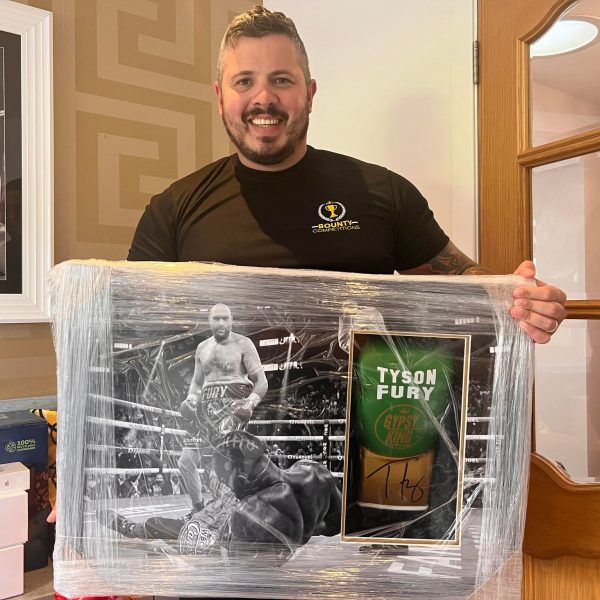 TYSON FURY SIGNED GLOVE DISPLAY (DRAWN 24/08/22)