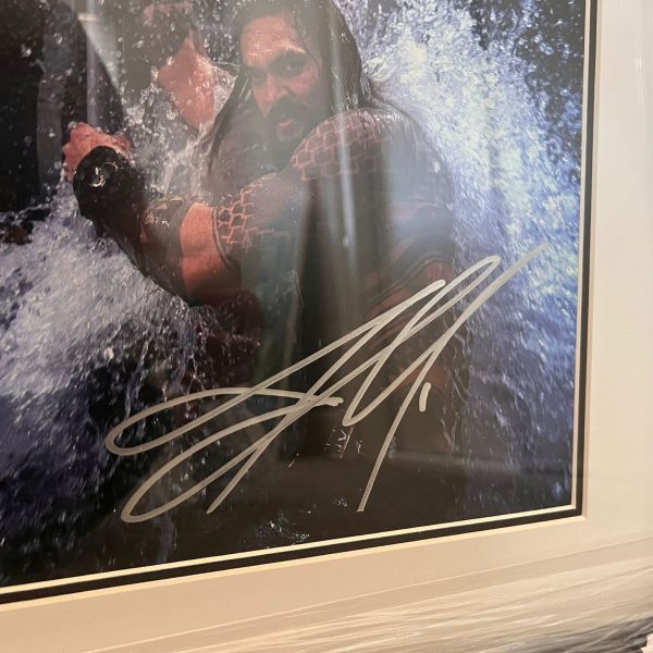 JASON MOMOA AQUAMAN SIGNED FRAMED DISPLAY (DRAWN 26.08.22)