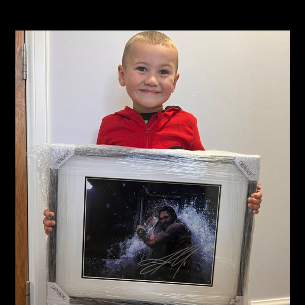 JASON MOMOA AQUAMAN SIGNED FRAMED DISPLAY (DRAWN 26.08.22)