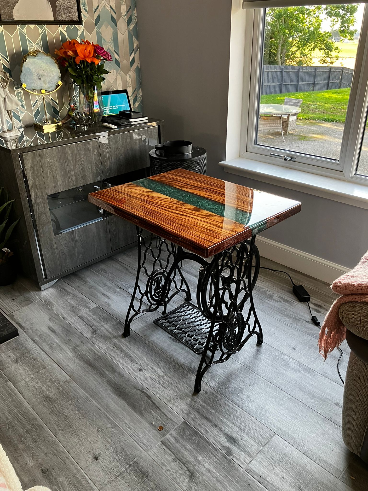 The Singer sewing machine Style Table (DRAWN 061023) Bounty